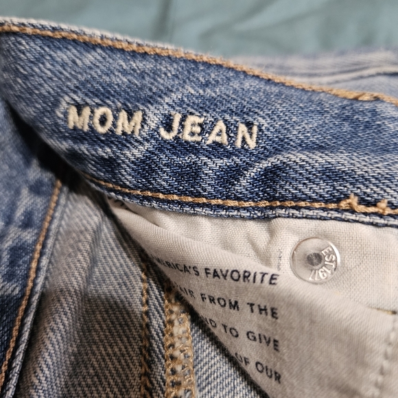 American Eagle woman's heavily distressed mom jeans - Picture 7 of 14